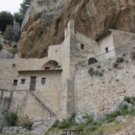 Casa ridente nella valle del Menotre con giardino Pale Esterno foto