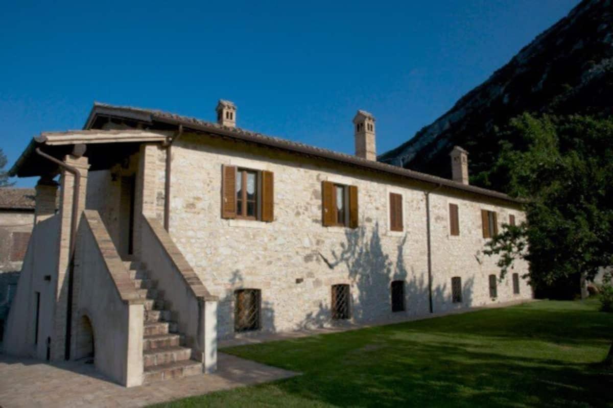 Casa ridente nella valle del Menotre con giardino Pale Esterno foto