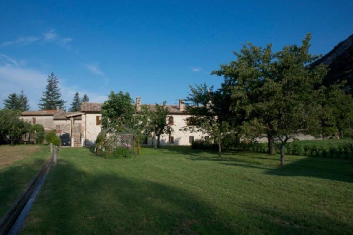 Casa ridente nella valle del Menotre con giardino Pale Esterno foto