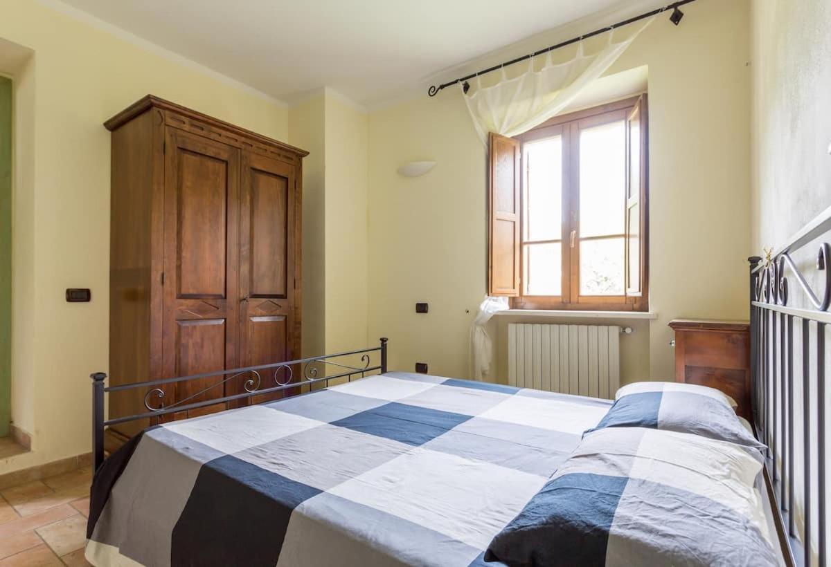 Casa ridente nella valle del Menotre con giardino Pale Esterno foto