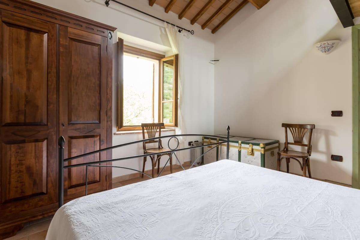 Casa ridente nella valle del Menotre con giardino Pale Esterno foto