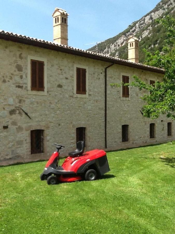 Casa ridente nella valle del Menotre con giardino Pale Esterno foto