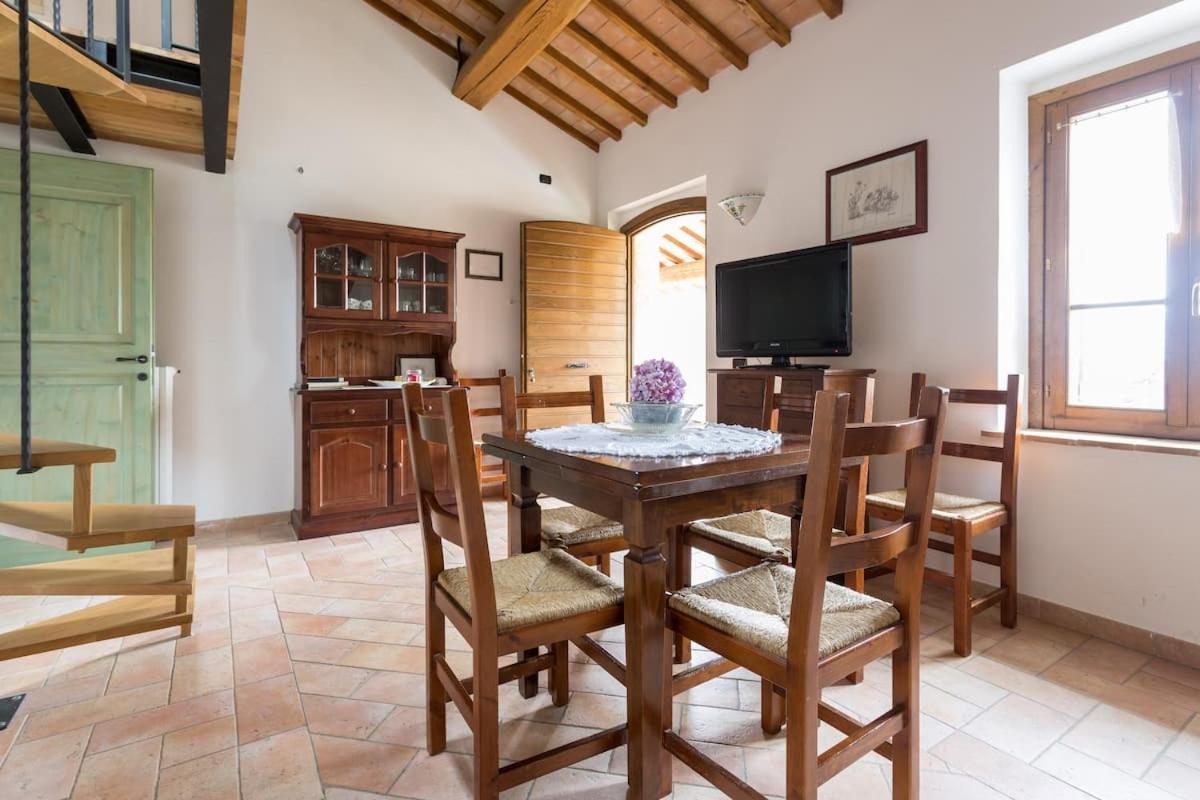 Casa ridente nella valle del Menotre con giardino Pale Esterno foto