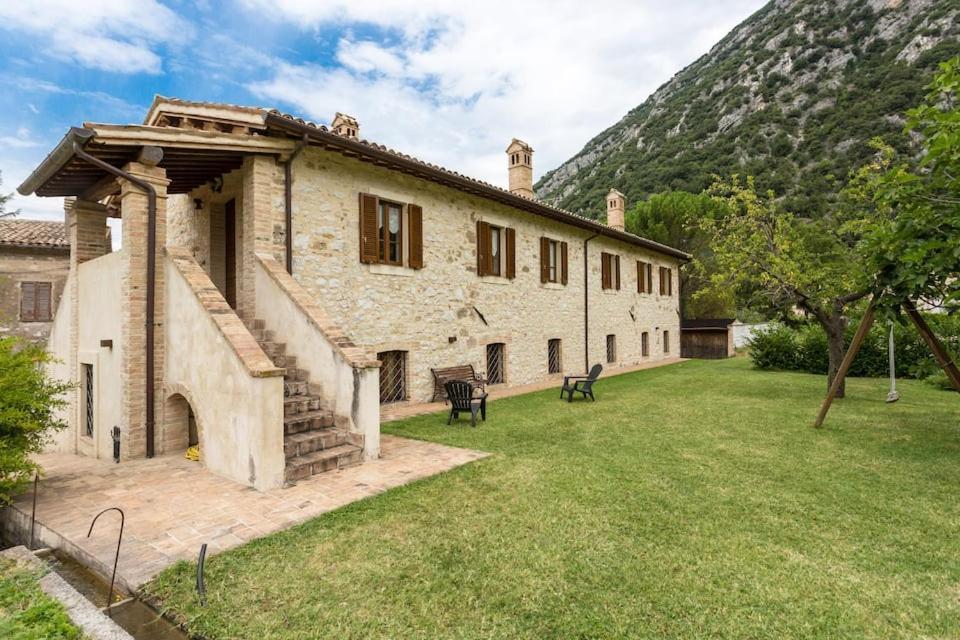 Casa ridente nella valle del Menotre con giardino Pale Esterno foto