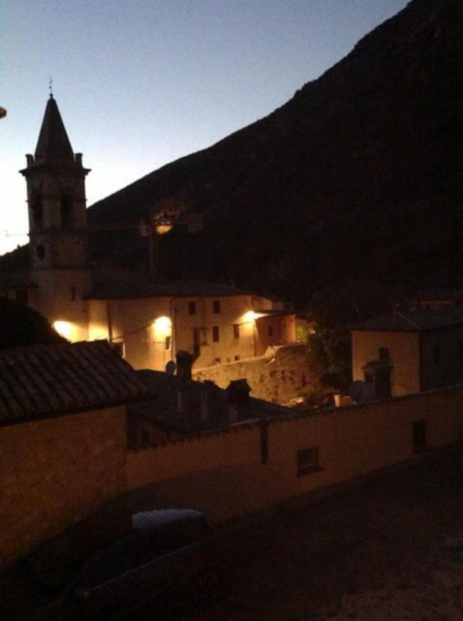 Casa ridente nella valle del Menotre con giardino Pale Esterno foto