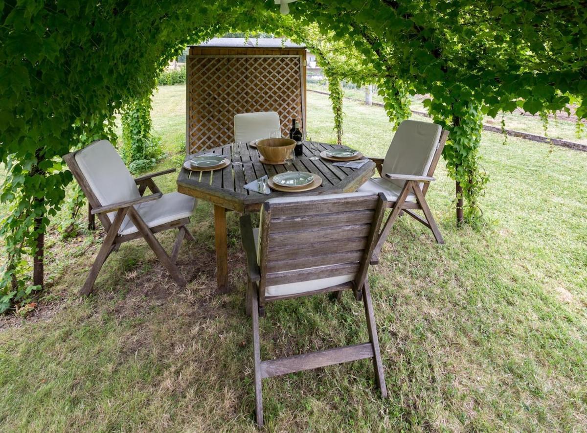 Casa ridente nella valle del Menotre con giardino Pale Esterno foto