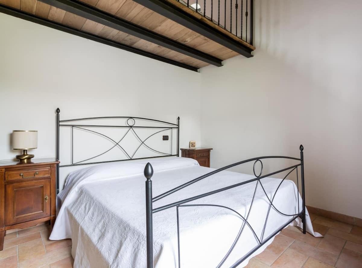 Casa ridente nella valle del Menotre con giardino Pale Esterno foto