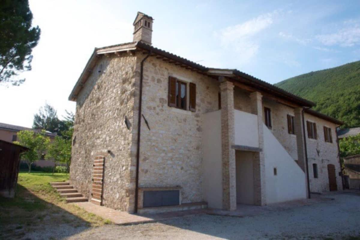 Casa ridente nella valle del Menotre con giardino Pale Esterno foto