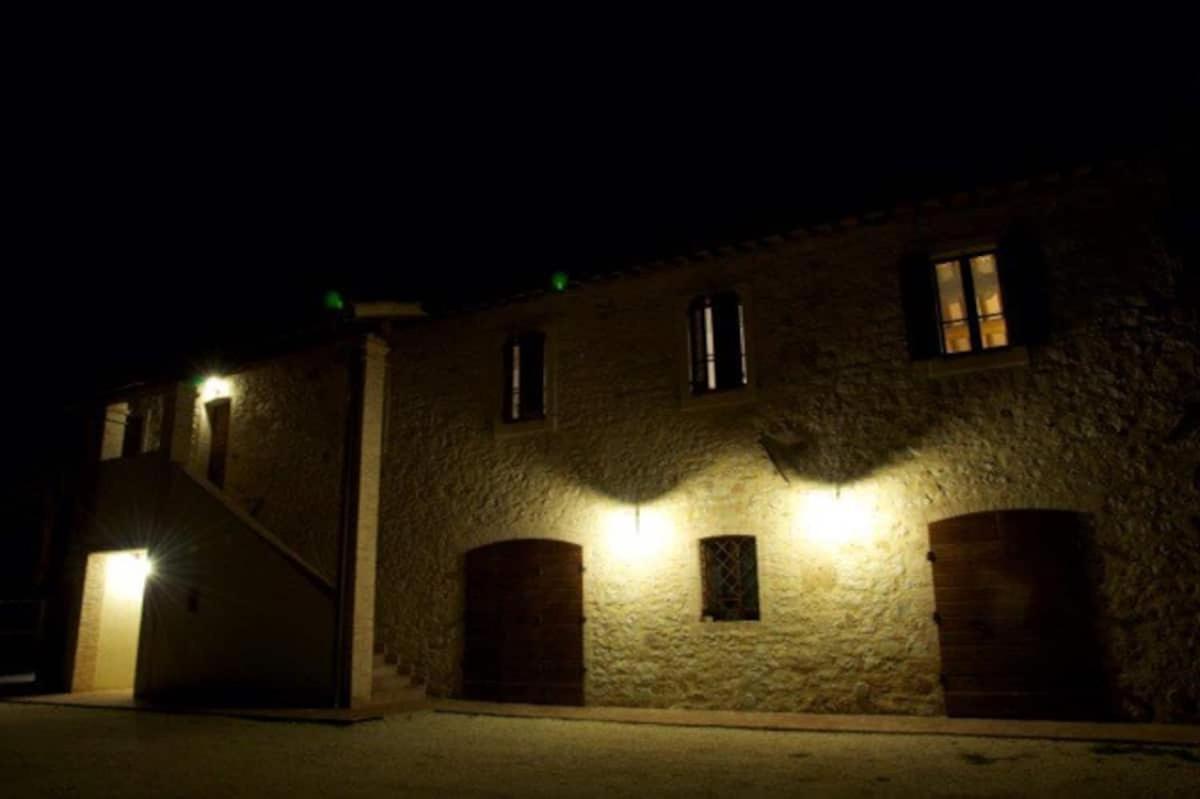 Casa ridente nella valle del Menotre con giardino Pale Esterno foto