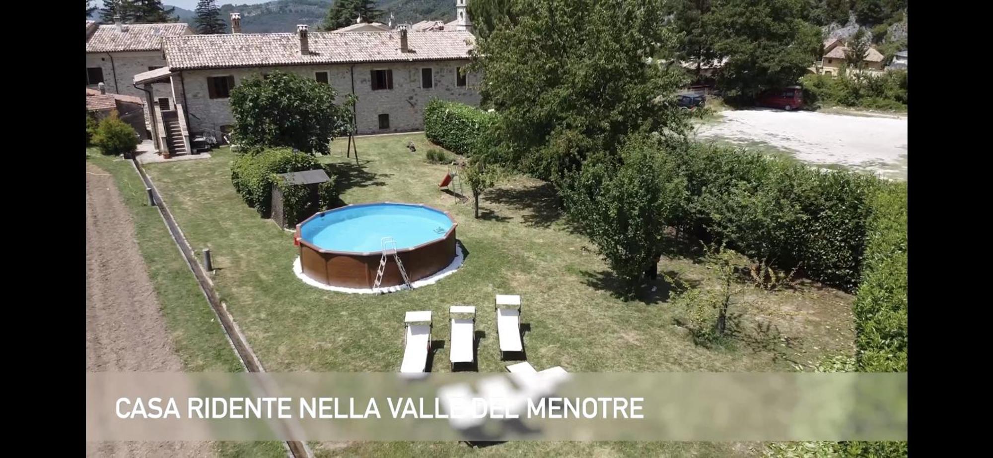 Casa ridente nella valle del Menotre con giardino Pale Esterno foto